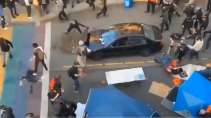 Hombre irrumpió con su auto en marcha por George Floyd, disparó a manifestante y huyó caminando con su arma