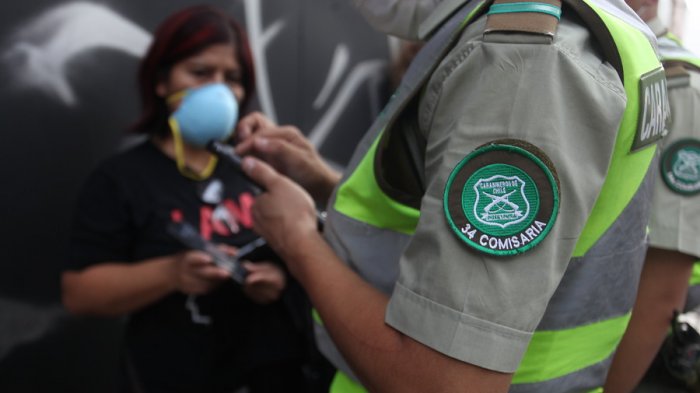 Carabineros retuvo a mujer con COVID-19 que aparecía en base de datos: Alega que recibió el alta y había vuelto al trabajo