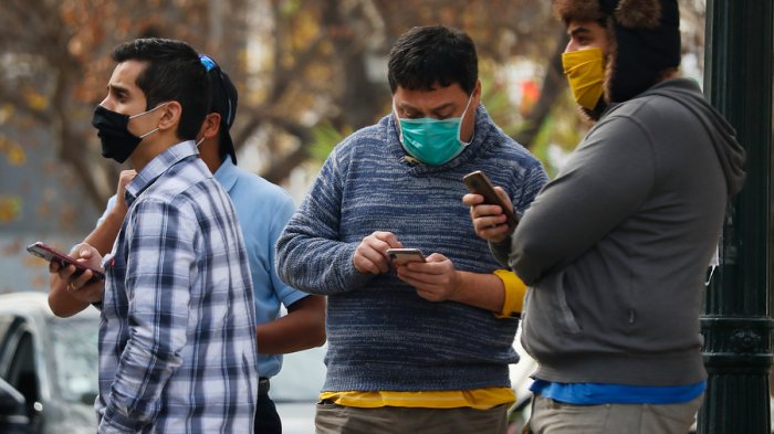 Publican nuevo protocolo: Contactos estrechos deben cumplir 14 días en cuarentena aunque den negativo en PCR