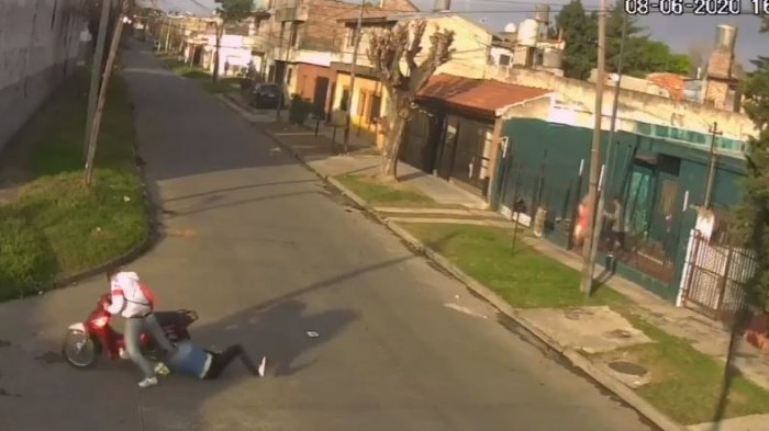 Mujer fue arrastrada varios metros por motochorro: Su pelo quedó enganchado a la rueda en medio del asalto