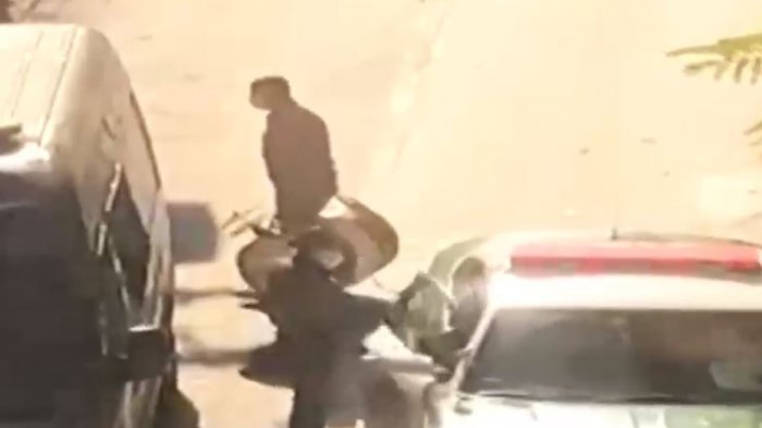 Vecinos no los denunciaron: Detuvieron a chinchineros por tocar frente a condominio de Las Condes sin permisos