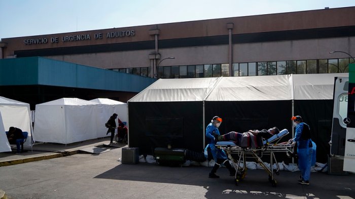 Denuncian colapso en Hospital San José: Pacientes estarían siendo atendidos en carpas en el patio