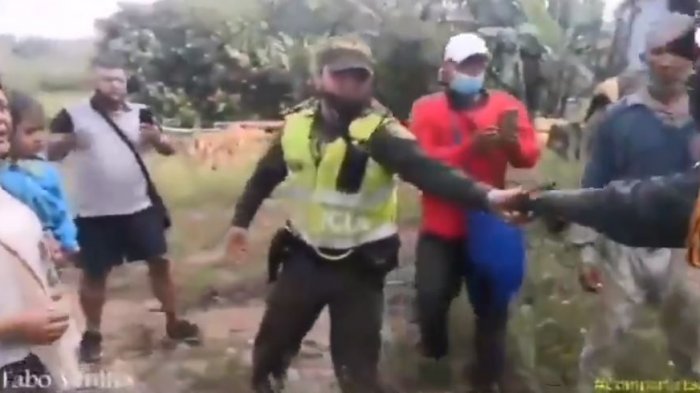 Policía se cansó de la injusticia y se negó a desalojar a campesinos: Entregó su arma para unirse a ellos