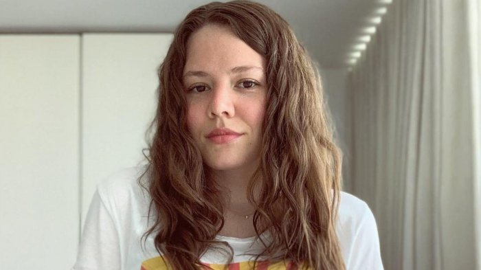 Vocalista de Jesse & Joy aparece junto a su esposa e hija en portada de revista por el Mes del Orgullo