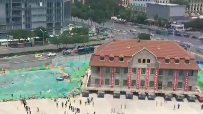 En China hicieron una “minga” para mover edificio de 2.600 toneladas