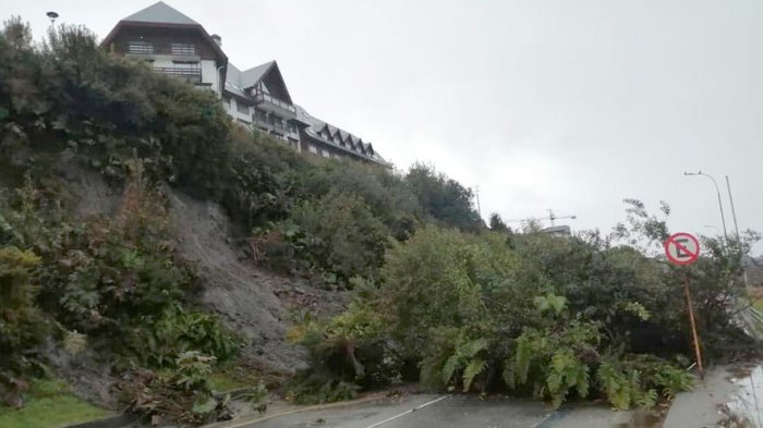 Ráfagas de vientos, cortes de luz y deslizamientos de tierra: Sistema frontal azota el sur de Chile