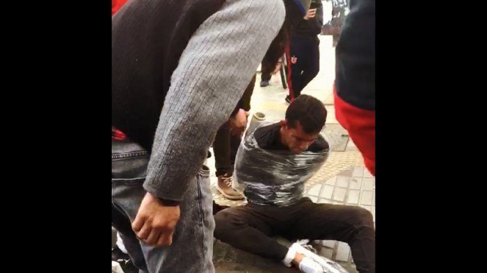 Vecinos organizados con Sosafe detuvieron a asaltante venezolano y lo envolvieron en papel alusa