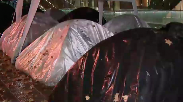 130 colombianos rechazaron el albergue y acamparon afuera del consulado pese a las intensas lluvias