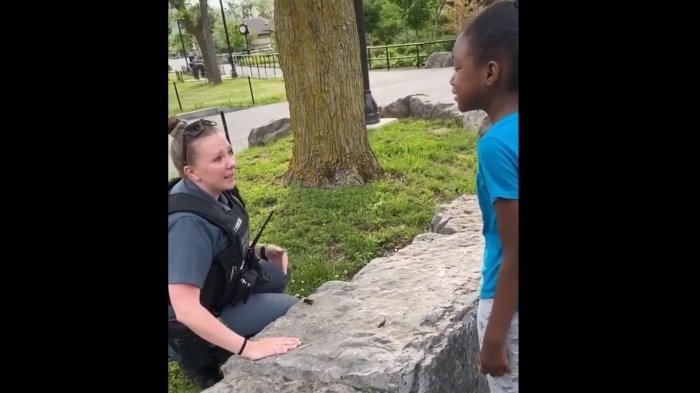 Niña afroamericana rompe en llanto y levanta las manos al ver acercarse a una policía blanca