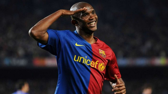 Samuel Eto'o celebra gol de Vidal: 