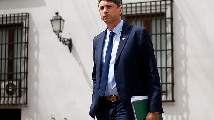 Grupo de más de 100 científicos y académicos pide renuncia de Andrés Couve: Lo acusan de avalar gestión de Mañalich