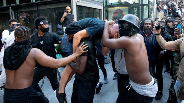 Hombre negro rescató a un blanco herido en una protesta contra el racismo: 