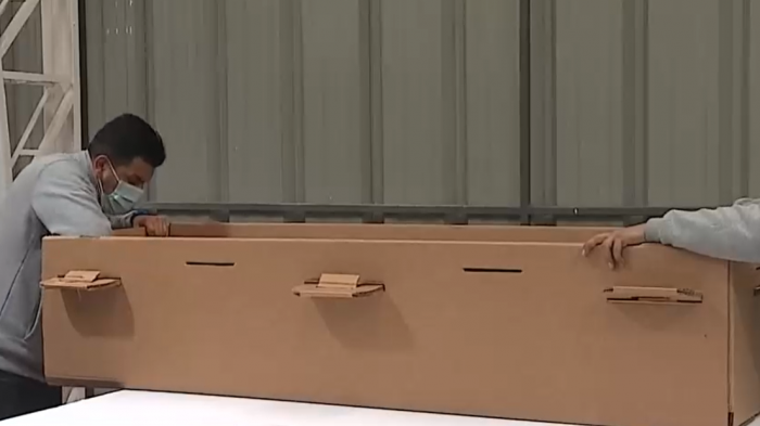 Crean ataúdes de cartón en medio de la pandemia en Chile: “Va a ser muy difícil introducirlo en el mercado”