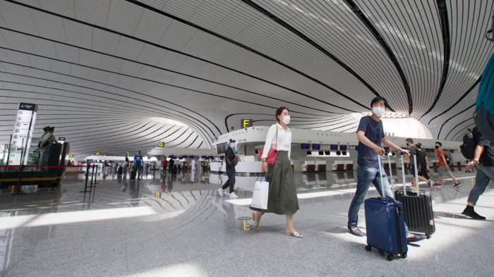 China cancela más de mil vuelos ante nuevo brote de coronavirus en Beijing