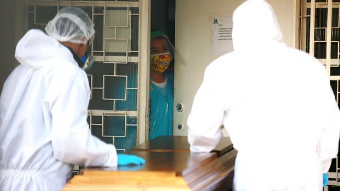 “No sabemos a qué cifra corresponde mi mamá”: El impacto de las muertes sin PCR y con síntomas atribuibles al COVID-19