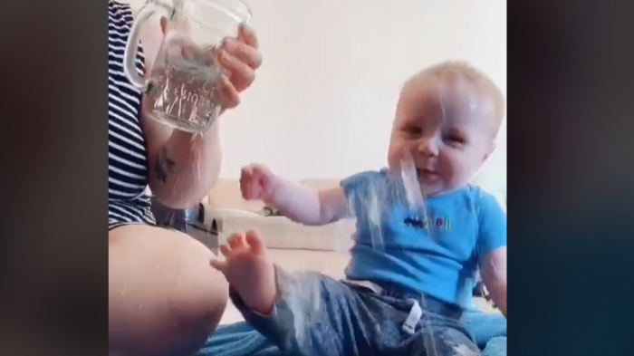 Water Bottle Challenge: El polémico viral de TikTok en que mojan a los bebés para ver su reacción