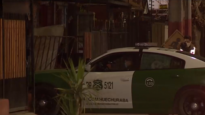 Persecución de sujetos que evadieron control de Carabineros terminó con los funcionarios estrellándose contra una casa