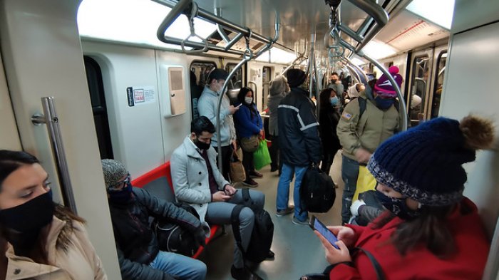 Estudio arrojó que movilidad en la RM bajó un 35% durante el primer mes de cuarentena masiva