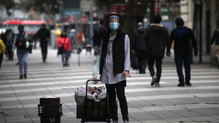 6 de cada 10 santiaguinos comparte hogar con alguien que debió trabajar en última semana