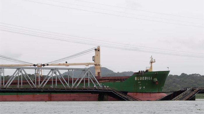 Buque chocó contra un puente ferroviario mientras cruzaba el Canal de Panamá