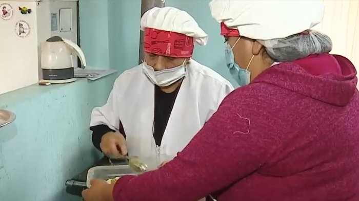 Las historias tras las ollas comunes que ayudan a los más de 1.600 hogares del campamento más grande de Chile