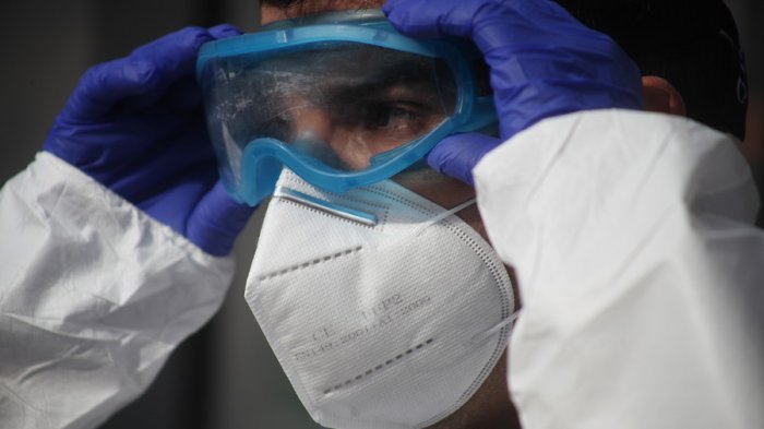 Muestran cómo quedan las manos de un doctor luego de tener puesto los guantes por más de 10 horas