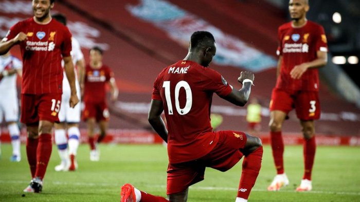 Liverpool golea y acaricia el título de la Premier tras 30 años