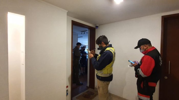 Descubren a 7 personas en fiesta clandestina en hotel de Las Condes: Uno arrancó en auto rompiendo la barrera