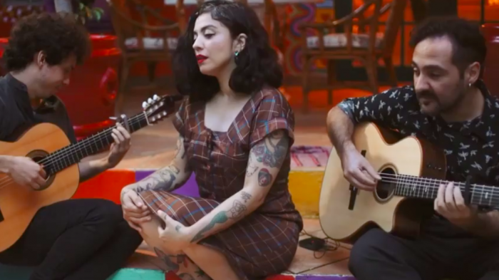Mon Laferte encanta a sus fanáticos con cover de 
