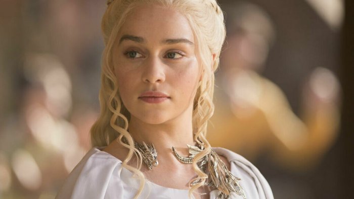 Emilia Clarke revela los 3 pasos de su rutina de cuidado facial y sus 2 productos de maquillaje favoritos