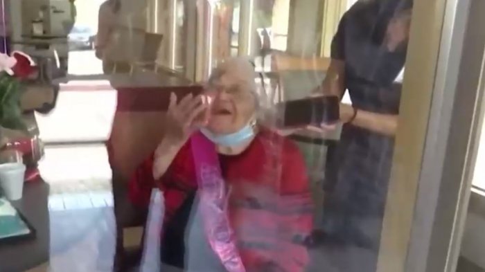 La abuela Coco de carne y hueso celebró sus 100 años a través de un vidrio con su familia