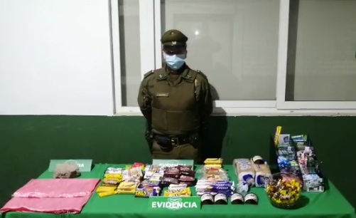 Pan de molde, chocolates y galletas: Hombre fue detenido tras robo a servicentro en Quinta Normal