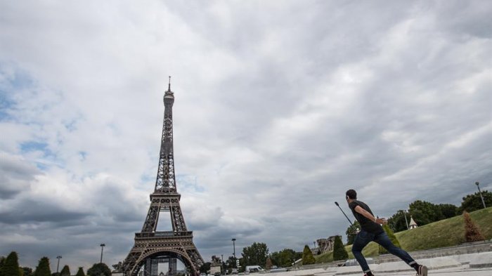 Francia reabrió la Torre Eiffel después de tres meses: Sin ascensores y con uso obligado de mascarilla