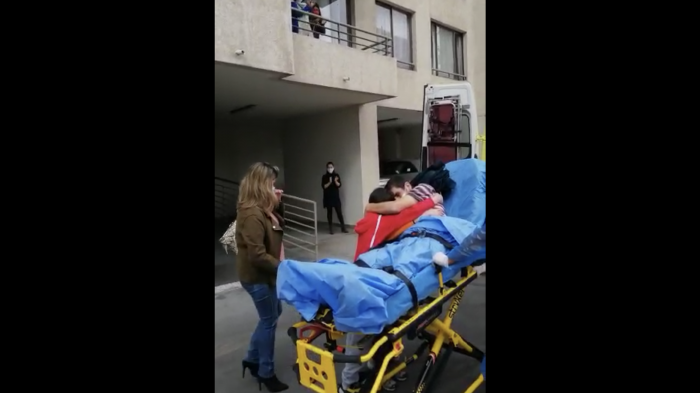 El emocionante retorno a su hogar de enfermero que sobrevivió al COVID-19