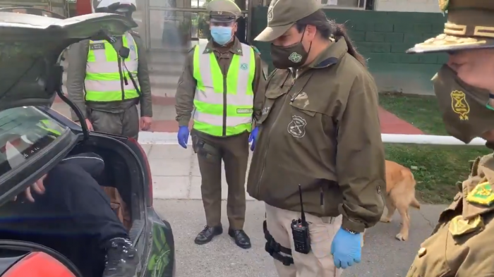 Insólito: Carabineros sorprendió a un hombre que viajaba oculto en el maletero de un taxi