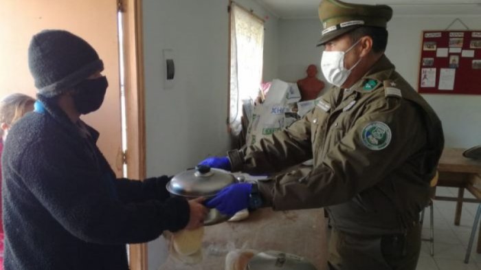 Para más de 1.000 personas: Carabineros de Macul hacen olla común y reparten alimentos