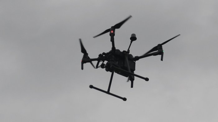 Dron fiscalizador vigila el distanciamiento y el uso de mascarillas: Un nuevo método para controlar a los porfiados