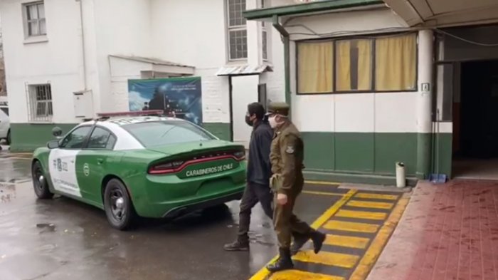 Más de 10 falsos PDI asaltaron local de ropa deportiva en Estación Central: Uno fue detenido