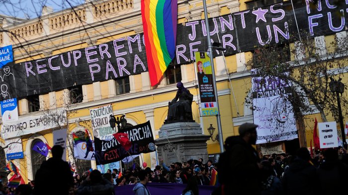 Comentario de profesor por el Día del Orgullo provocó una funa y el rechazo por parte de la U. de Chile