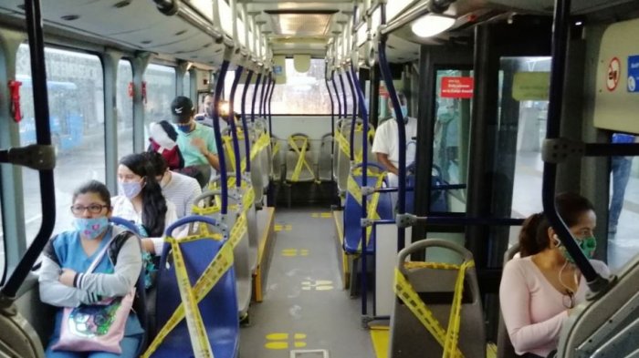 Autoridades colombianas buscan a autores de video porno grabado en bus del transporte público