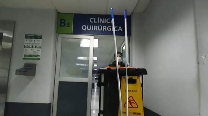 El arduo trabajo del personal de aseo del Hospital Clínico U. de Chile en plena pandemia