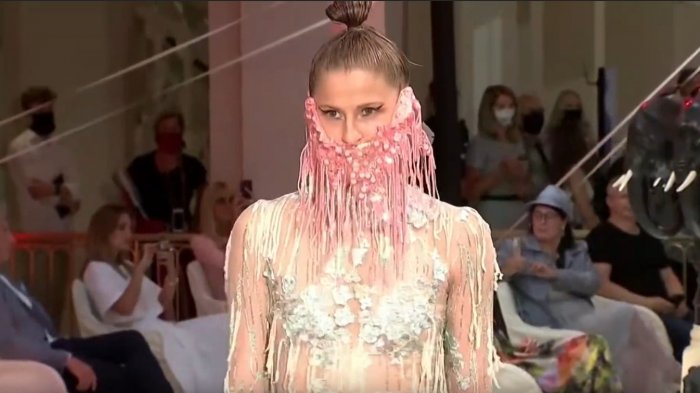 Al más puro estilo COVID-19: Desfile de moda en Alemania suma mascarillas en sus atuendos