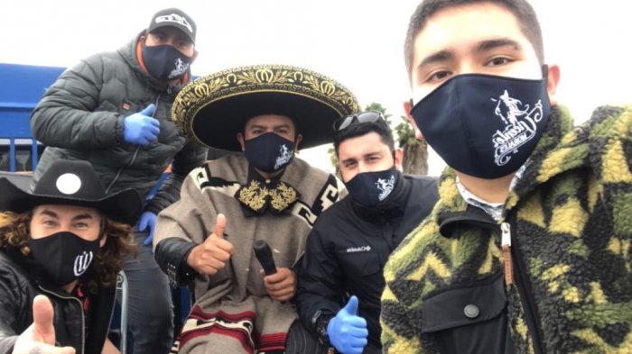 Cantante de rancheras recorre comunas con su escenario móvil juntando comida para ollas comunes