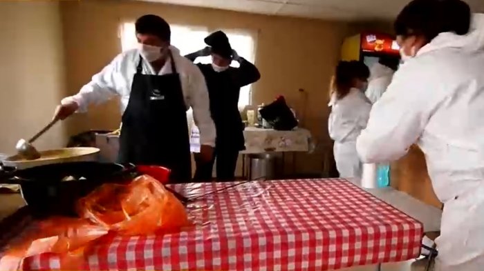 Entre cesantes se sacan adelante: El esfuerzo de la olla común de Los Copihues