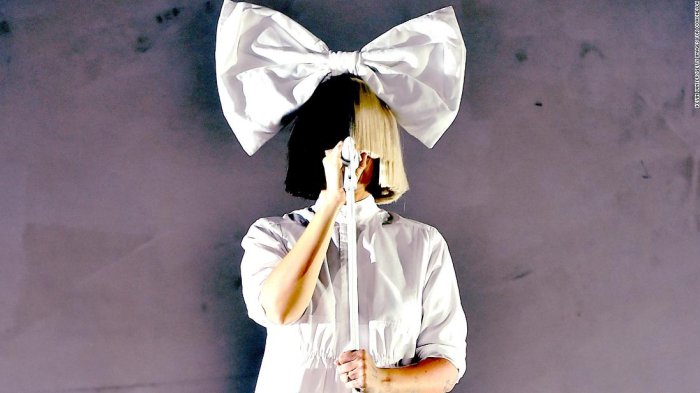 Sia reveló que se convirtió en abuela a sus 44 años: Su hijo adoptado tuvo dos bebés