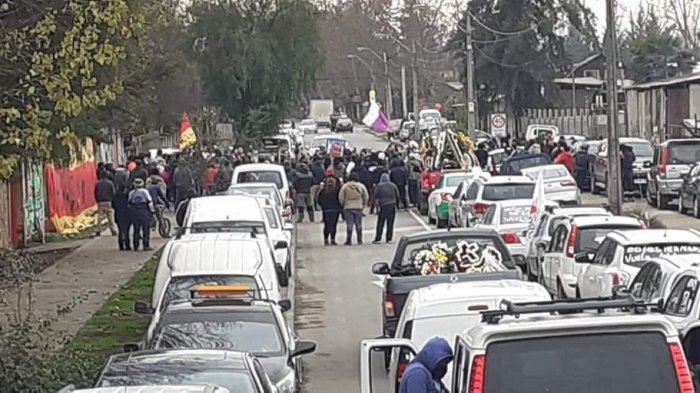 Critican masiva despedida a concejal en Peñaflor: Pese a cuarentena, cientos de personas salieron a las calles