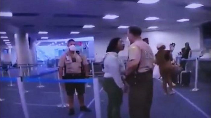 Policía le pegó una fuerte cachetada a una mujer en un aeropuerto: Anunciaron su despido