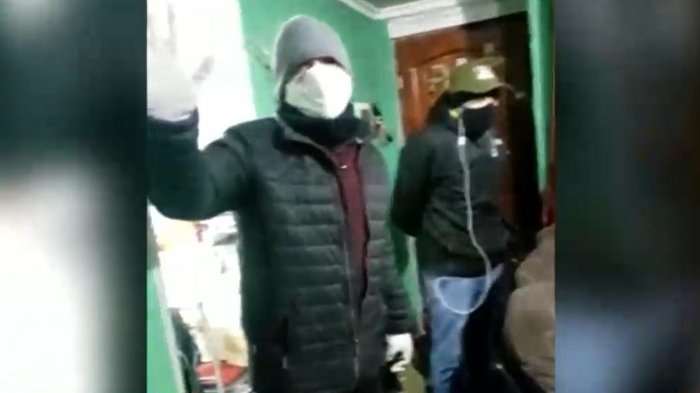 Familia grabó cómo falsos carabineros los asaltaron en supuesto allanamiento