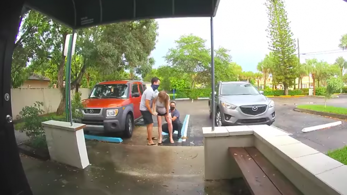 Mujer dio a luz en estacionamiento tras no alcanzar a llegar al hospital