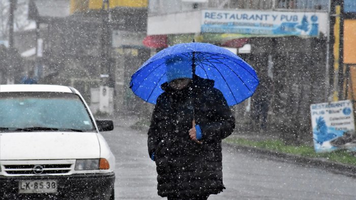 Espectáculo de la naturaleza: Nieve sorprende a habitantes de La Dehesa y Machalí